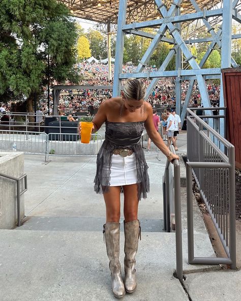 Western Going Out Outfits Night, Stagecoach Outfit 2024, Stagecoach Outfit Ideas, Stagecoach Outfits, Outfit Cowboy Boots, Stampede Outfit, Mode Coachella, Country Festival Outfit, Bad Bunny Concert Outfit