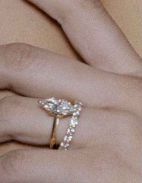 old money engagement ring, vintage engagement rings Engagement Rings Aesthetic Gold, Wedding Reception Jewellery, Old Money Aesthetic Engagement Ring, Wedding Rings Old Money, Engagement Ring Aesthetic Vintage, Vintage Aesthetic Engagement Rings, 60s Engagement Ring, Engagement Rings Old Money, Coquette Wedding Ring