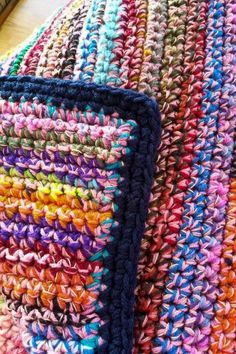 Tela, Quick And Easy Crochet Blanket, Easy Crochet Blanket Pattern, Multi Color Crochet, Crochet Blanket Border, Scrap Yarn Crochet, Cozy Cover, Crochet Blanket Pattern Easy, Crochet Cozy