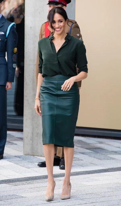 Meghan Markle Work Outfit Idea: A Leather Pencil Skirt and Button-Down Pencil Skirt Outfits Classy, Leather Pencil Skirt Outfit, Black Pencil Skirt Outfit, Zapatos Animal Print, Pencil Skirt Outfits Casual, Pencil Dress Outfit, Meghan Markle Outfits, Pencil Skirt Fashion, Black Leather Pencil Skirt