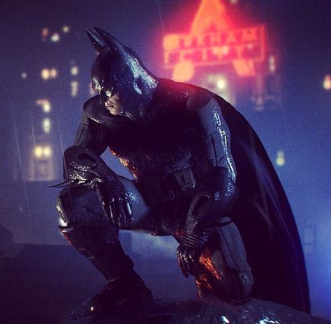 Arkham Batman Icons, Batman Arkham City Suit, Arkham Batman Pfp, Batman Arkham City Wallpapers, Batman Poses, Batman Ps4, Arkham City Batman, Arkham Batman, Batman Rip