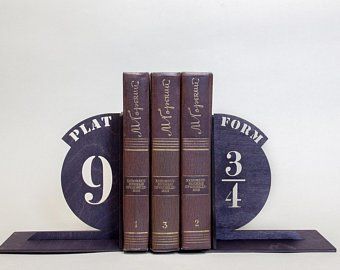 Diy Nerd Decor, Harry Potter Bookends, Bookends Decor, Hobbit Book, Harry Potter Christmas Decorations, Diy Bookends, Glume Harry Potter, Harry Potter Room Decor, Harry Potter Book