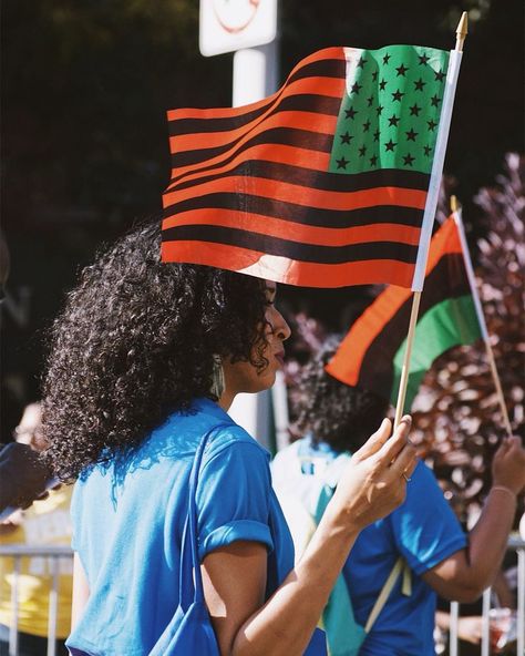 David Hammons’ designed the red, black, and green “African-American Flag” in 1990. The original hangs to the @studiomuseum in Harlem Couture, African American Heritage Flag, Black American Aesthetic, African American Culture Aesthetic, Juneteenth Aesthetic, Juneteenth Images, Afro American Flag, Red Black Green Flag, African American Aesthetic
