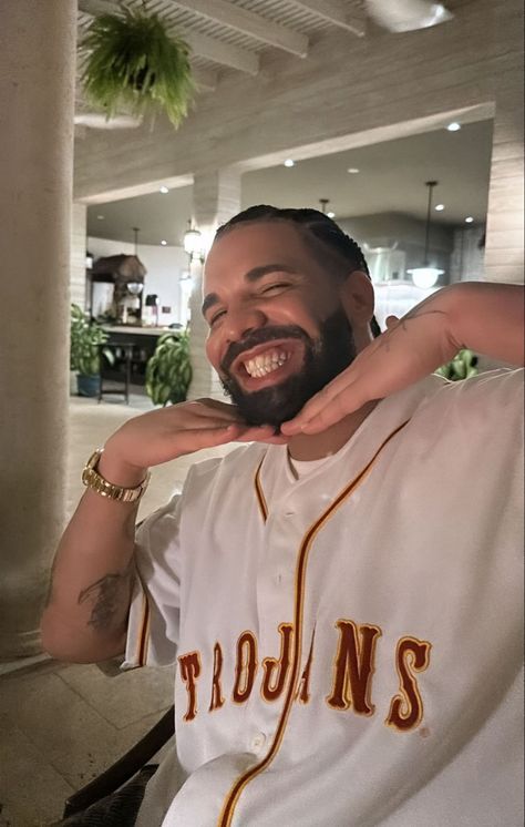 Drake Lifestyle, Drake Playlist, J Cole And Drake, Drake Funny, Drake Cake, Drake Rapper, Dj Khalid, Drake Clothing, Drake Ovo