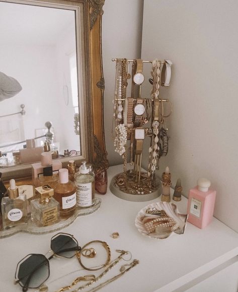 Vanity Shelves Decor, Gold Aesthetic Bathroom, Vanity Area Aesthetic, How To Style A Vanity, Ikea Vanity Aesthetic, Gold Decorations Bedroom, Gold Room Inspiration, Bedroom Decor Vanity, Vintage Gold Room Decor