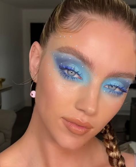 blue eye makeup // blue eyeshadow ideas // makeup inspo Silver Alien Makeup, Smink Inspiration, Rave Makeup, Eye Makeup Designs, Colorful Eye Makeup, Edgy Makeup, Creative Makeup Looks, Eye Makeup Art, Blue Makeup