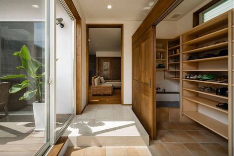 Asian Shoe Entry, Zen Entryway Ideas, Japanese Entryway Ideas, Japanese Foyer, Asian Zen Interior Design, Japanese Entryway, Japanese Closet, Modern Asian House, Korea House