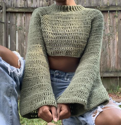 Crochet Short Sweater, Crop Top Sweater Crochet, Crop Top Crochet Free Pattern, Crochet Sweater Bell Sleeves, Crochet Fuzzy Sweater, Chunky Crochet Clothes, Crochet Sweater Winter, Crochet Sweater Cropped, Spiral Crochet Sweater