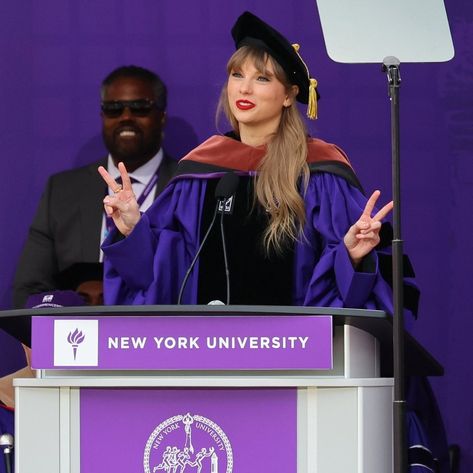 Vulture on Instagram: “That's Dr. Taylor Swift to you 👩🏼‍🎓 Swift delivered the NYU 2022 commencement speech and received an honorary doctorate degree today.” Dr Taylor Swift, Taylor Swift 2022, Commencement Speech, Taylor Swift Cute, Doctorate Degree, Doctorate, York University, Taylor Swift Fan, Swift 3