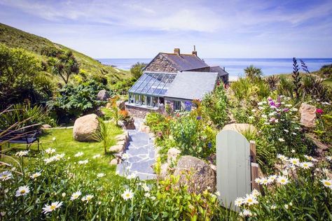 STUNNING CORNISH COTTAGE // Castaways - Sennen, Cornwall Sleeps 4, from £599 / week 20% discount available in July! Castaways is a gorgeously light & airy contemporary fisherman’s cottage with breathtaking sea views. Lounge in the lovely garden or take a dip at the nearby beach. Perfect. Dogs welcome too. Modern Rustic Cottage, Cottage On The Beach, Cornish Cottage, Tropical Homes, Cottages By The Sea, Cornwall Cottages, Cottage Aesthetic, Little Cottages, Cottage Exterior