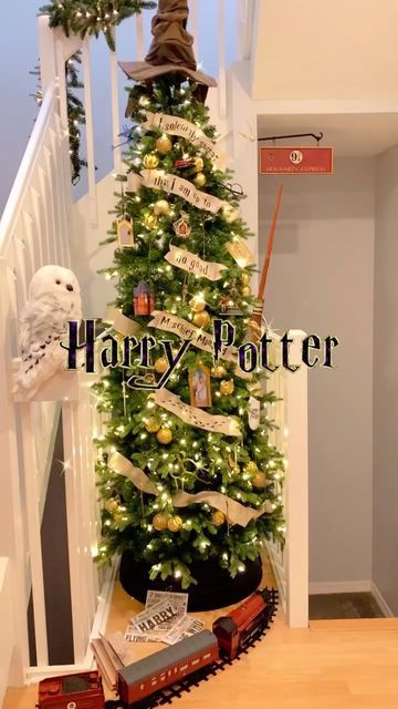 Christmas Tree Harry Potter, Harry Potter Theme Christmas, Pinterest Christmas Decor, Deco Noel Harry Potter, Christmas Harry Potter, Harry Potter Christmas Ornaments, Harry Potter Christmas Decorations, Harry Potter Halloween Party, Harry Potter Ornaments