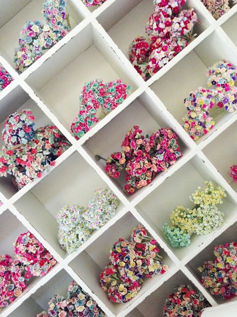 love this idea for floral supply storage Tela, Diy Flower Bar, Floral Storage, Flower Storage, Vintage Millinery Flowers, Wreath Storage, Supply Storage, Pretty Storage, Millinery Flowers