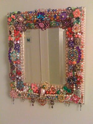 Vintage Jewellery Crafts, Whimsical Living Room Decor, Homemade Room Decor, Unique Craft Ideas, Decorated Mirror, Old Jewelry Crafts, Vintage Jewelry Crafts, Vintage Jewelry Art, Jewelry Mirror