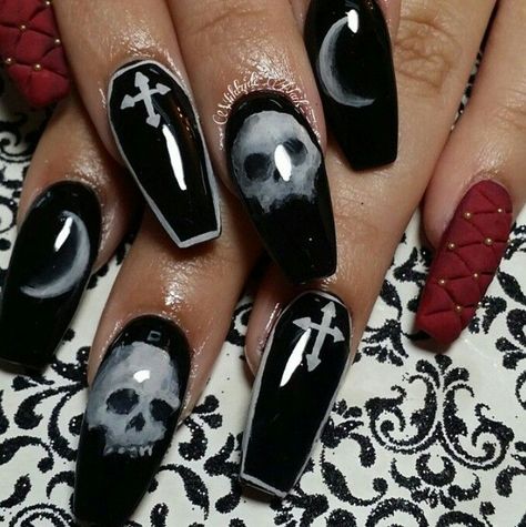 Step into the New Year with style - explore chic and sparkling nail designs! Pretty Poison, Nails Kids, Horror Nails, Spring Nails Ideas, Skull Nails, Punk Nails, Gothic Nails, Goth Nails, Edgy Nails