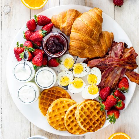 Easy breakfast board Breakfast Platter, Breakfast Board, Pasti Sani, Cucumber Recipes Salad, Makanan Diet, Läcker Mat, Deilig Mat, Weekend Brunch, Food Platters