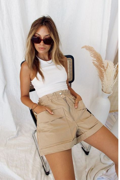 15 Ideas para usar shorts sin parecer que vas al gym Shorts Outfits Women, Summer Shorts Outfits, Trendy Summer Outfits, Outfits Verano, Khaki Shorts, Mode Style, Spring Summer Outfits, Cute Casual Outfits, Short Outfits