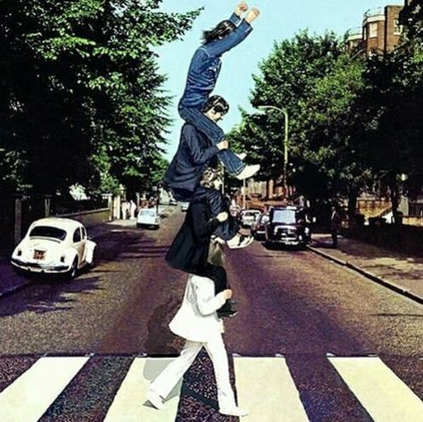 ✖ WILLIAM JUZEK ✖ on Instagram: “The Beatles rare alternative photo from abbey road in 1969 ✌💕 . . Look at George,he looks like enjoying it the most and he also looks be a…” Tumblr, Humour, Abbey Road Beatles, The Beatles Poster, Abbey Road Crossing, Abby Road, Foto Muro Collage, Beatles Funny, Beatles Rare