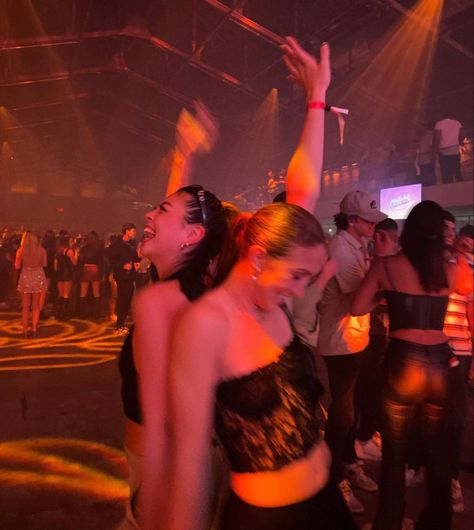 #montreal #girls #vacation #party Rio De Janeiro, Clubs Aesthetic, Rave Aesthetic, Night Club Aesthetic, Life Vision Board, Clubbing Aesthetic, Girls Vacation, Concert Aesthetic, Dancing Aesthetic