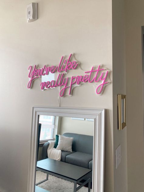 Appartment Decor Ideas Pink, Led Signs College Apartment, University House Decor Living Room, Cute Dinning Room Table, Roommate Apartment Decor, Apartment Room College, Modern Apartment Decor Bathroom, College House Bathroom Decor, Girly Entryway Ideas