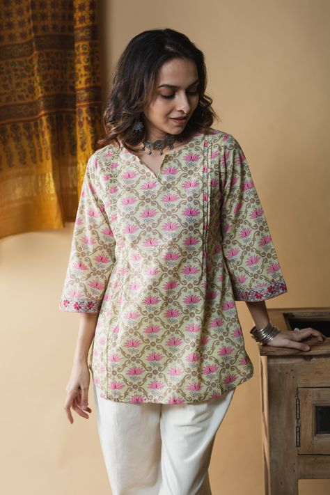 A bell shaped sleeves short kurti based on pure cotton is a treasure for your peppy wardrobe. This has front v neck and three-fourth sleeves with border highlights on the sleeves Short Kurta Neck Design, Cotton Kurti Short, Neck Design For Short Kurti, Short Kurti Pattern On Jeans, Short Kurti Outfit For College, Short Kurti Stiching Designs, Short Kurti For Jeans, Short Pakistani Kurti, Short Cotton Kurti Designs Summer