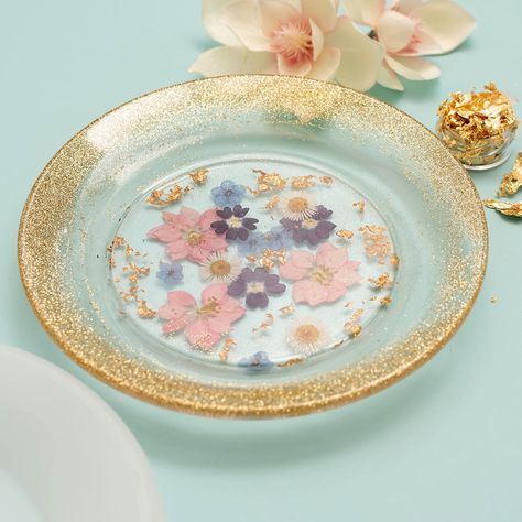 Resin Floral Plate Resin Plates, Resin Plate, Plates Ideas, Marvel Room, Clear Casting Resin, Diy Tray, Diy Resin Projects, Terracotta Plant Pots, Casting Resin Molds