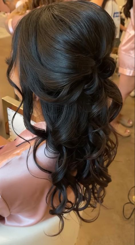 Curled Hairstyles For Quinceanera, Hair Styles With Hair Piece, Wavy Quinceanera Hairstyles, Quinceanera Hairstyles Medium Hair, Loose Quince Hairstyles, Simple Hairstyles For Damas, Quince Hair Simple, Hair For Damas Quince, Xv Hairstyles Quinceanera Short Hair