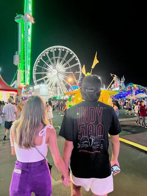 Bonfire With Boyfriend, Fair Poses With Boyfriend, Things To Do With Your Boyfriend Aesthetic, State Fair Pictures With Boyfriend, Carnival With Boyfriend, Cute Fair Pics With Boyfriend, State Fair Couple Pictures, Fair Date Pictures, Couple Amusement Park Pictures