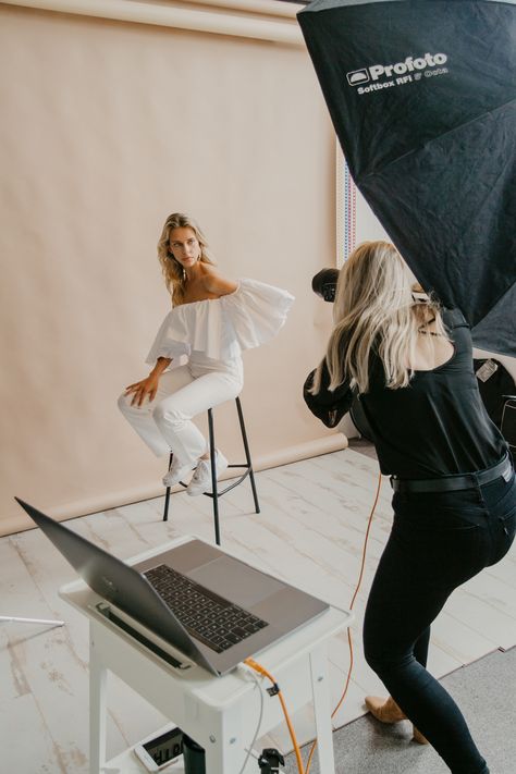 Rotterdam, Behind The Scenes Brand Shoot, Photographer Taking Photos, Photographer Behind The Scenes Photo Shoot, Behind The Scenes Content Ideas, Woman Photographer Aesthetic, Photographer At Work, Behind The Scenes Photoshoot Fashion, Vision Board Photography Career