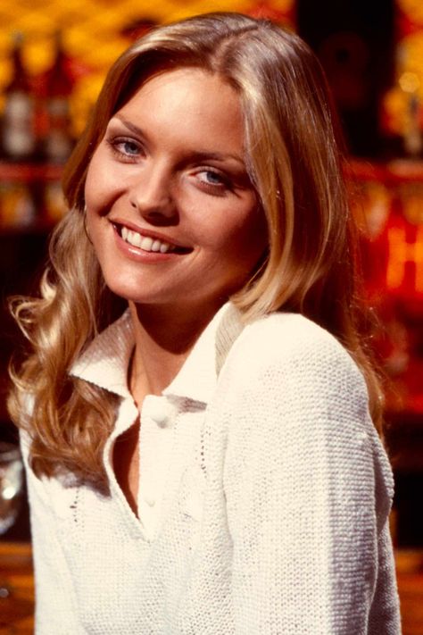 15 Gorgeous Michelle Pfeiffer Photos That Prove She's a Timeless Beauty Michelle Pfeiffer 80s, Michele Pfeiffer, Maxwell Caulfield, It Photos, Throwback Photos, Abc Photo, Val Kilmer, Michelle Pfeiffer, Inner Light