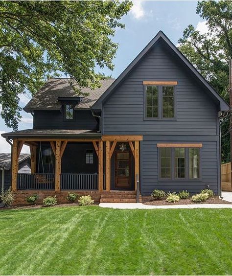 modern black farmhouse with rustic wood trim  #blackhousepaint Casa Hobbit, Plan Chalet, Gray House Exterior, Farmhouse Exterior Design, Exterior House Color, Cottage Exterior, Grey Houses, Exterior Makeover, Black House Exterior