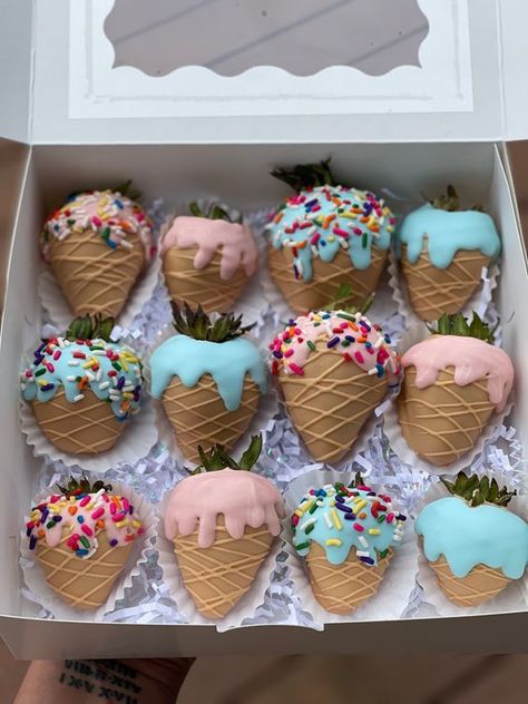 Chocolate Covered Strawberries Cupcakes, Cute Dipped Strawberries, Ice Cream Shaped Charcuterie Board, Creative Bakery Ideas, Cupcakes With Chocolate Covered Strawberries, Birthday Dipped Strawberries, Welcome Home Strawberries, Fun Chocolate Covered Strawberries, Diy Dipped Strawberries