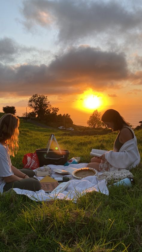 Sleeping In A Field Aesthetic, Outside Asethic, Free Life Aesthetic, Reading Outside, Drømme Liv, Lev Livet, Shotting Photo, Photographie Inspo, Summer Goals