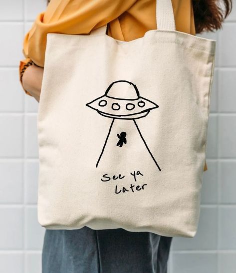 Canvas Bag Painting Ideas Easy, Drawing On Bags Ideas, Painted Bags Ideas, Tote Bag Ideas Paint, Tote Bag Diy Paint, Drawing On Tote Bag, Totebag Lukis, Tote Bag Design Paint, Painted Tote Bag Aesthetic