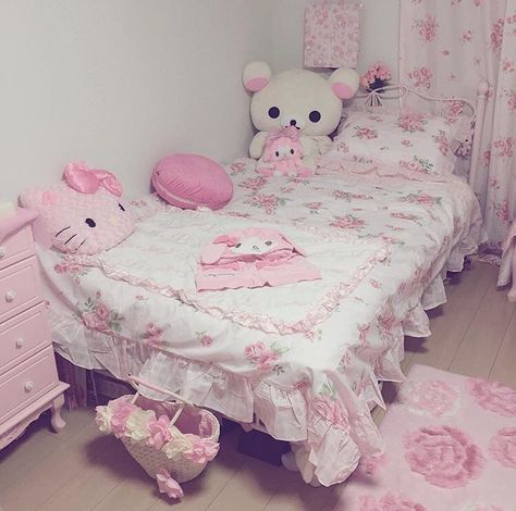 Kawaii bedding !! Kawaii Bed, Kawaii Room Ideas, Chambre Inspo, Kawaii Bedroom, Otaku Room, Kawaii Room Decor, Cute Bedroom Ideas, Pastel Room, Cute Room Ideas