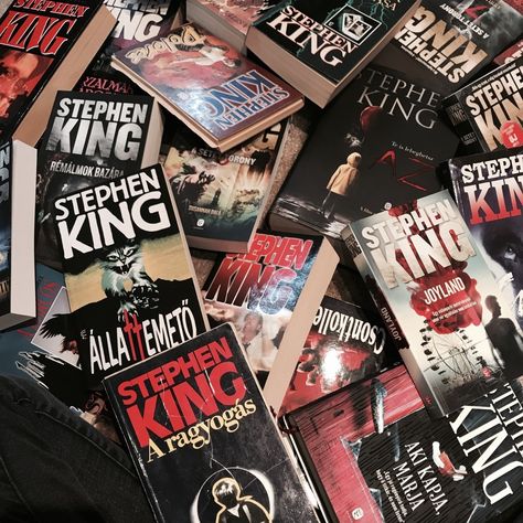 Stephen King Books, Black And Red Moodboard, Stephen King Books Aesthetic, Stephen King Aesthetic, Red Moodboard, Unfiltered Background, Horror Vintage, All The Bright Places, Harley Queen