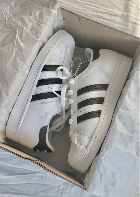 White Superstars Outfit, Superstar Adidas White, All White Superstars, White Adidas Superstar, Adidas Superstar Outfit, Adidas Black And White, Superstar Outfit, Adidas White Shoes, Superstar Adidas