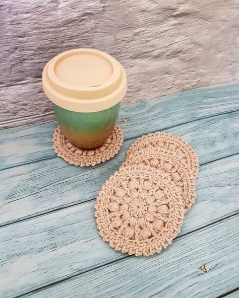 Amigurumi Patterns, Circular Coaster Crochet Pattern, Boho Crochet Coasters, Crochet Coaster Holder, Crochet Baby Blanket Tutorial, Crochet Cup Coaster, Crocheted Coasters, Coaster Patterns, Diy Crochet Flowers