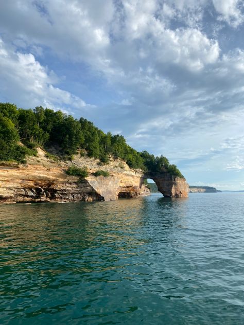 Pictured Rocks Arch on lake superior in Michigan Lake Superior Michigan, Lake Michigan Wisconsin, Picture Rocks Michigan, Motel Ideas, Lake Superior Rocks, Northern Attitude, Pictured Rocks Michigan, Granola Life, Great Lakes Michigan