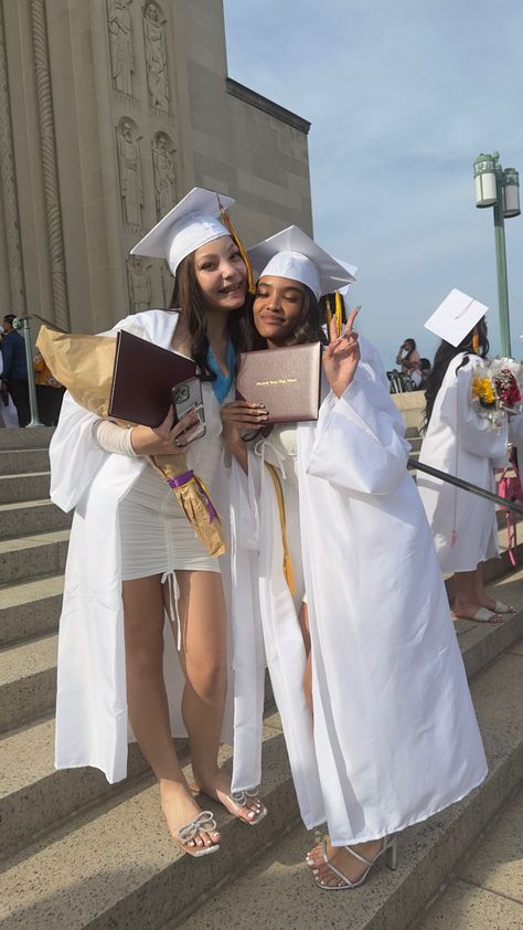 White Cap And Gown, Dresses For Graduation Ceremony, High School Graduation Outfit, Girl Bestie, Graduation Dress High School, Highschool Graduation, College Grad Pictures, Graduation Outfit Ideas, High School Graduation Pictures