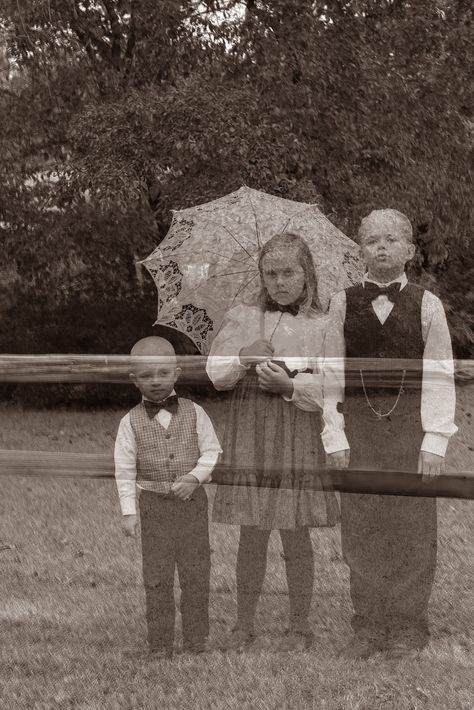 How to take a ghostly photoshoot with your kids on Halloween via doodlecraftblog.com Wow Photo, Halloween Photography, Ghost Photos, Foto Tips, Halloween Photoshoot, Fete Halloween, Foto Vintage, Maquillage Halloween, Halloween Photos