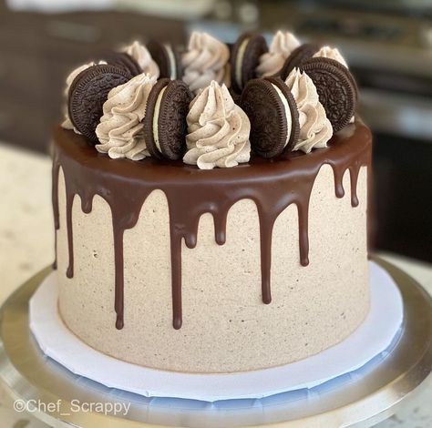 Very Easy Cake Design, Baking Cake Design, Decoration Chocolate Cake, Design For Cakes Ideas, Cakedesign Birthday Simple, Buttercream Chocolate Cake, Easy Cake Decorating Chocolate, Oreo Drip Cake Birthday, Cute Chocolate Birthday Cake