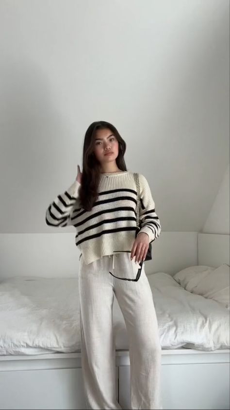 White Ribbed Pants Outfit, Flowy Pants And Sweater, White Sweater White Pants, Linen Pants Autumn Outfit, White Trouser Winter Outfit, Cotton Linen Pants Outfit, Fits With Linen Pants, Loose Pants Winter Outfit, Outfits With White Pants Winter