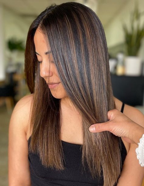 Pin Straight Dark Brown Hair with Brown Balayage Caramel Highlights On Black Hair Short, Dark Brunette Balayage Hair, Dark Brunette Balayage, Straight Hair Highlights, Dark Brown Hair Balayage, Straight Brunette Hair, Balayage Straight, Balayage Straight Hair, Highlights For Dark Brown Hair