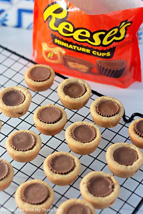 Everyone loves these Peanut Butter Cookie Cups! Peanut butter sugar cookie dough baked into bite-sized cups and filled with a Reese's Peanut Butter Cup--so much flavor in every little cookie cup. #reeses #peanutbutter #peanutbuttercups #reesescups #peanutbuttercookies #cookies #cookiecups Essen, Peanut Butter Cup Pretzels, Peanut Butter Cookie Cups Reeses, Peanutbutter Reeses Cookies, Reeses Cookies Cups, Peanut Butter Cookie Bites, Cookies With Reese’s Peanut Butter Cups, Reese’s Cookie Cups, Cookie Cup Filling Ideas