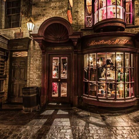 Old Bookshop Store Fronts, Aesthetic Shop Exterior, Antique Book Store Aesthetic, Old Library Exterior, Harry Potter Architecture, Harry Potter Restaurant, Hogwarts Building, Old Store Fronts, Victorian Bakery