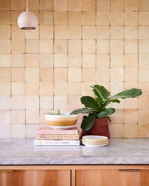 clé tile on Instagram: “ungrouted, unglazed terracotta showing the natural variations of moroccan clay. #cletile  tile: natural 4"x4" zellige design:@brasstackskc…” Kitchen Tile, Natural Tile, Cle Tile, Kitchen Glass, Zellige Tile, Classic Kitchen, Terracotta Tiles, Interior Modern, Kitchen Tiles