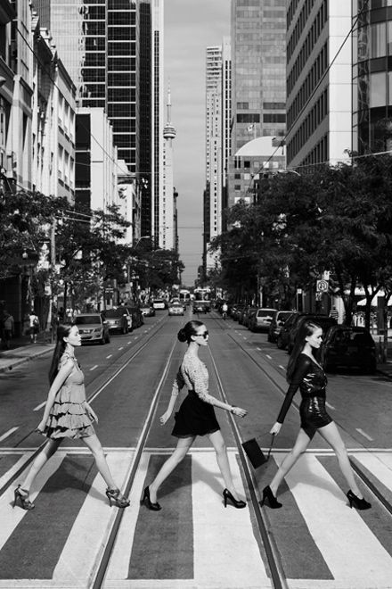 Plakat Design Inspiration, Foto Muro Collage, Black And White Photo Wall, Tall Buildings, Black And White Picture Wall, Three Women, Photographie Inspo, Gray Aesthetic, Tapeta Pro Iphone