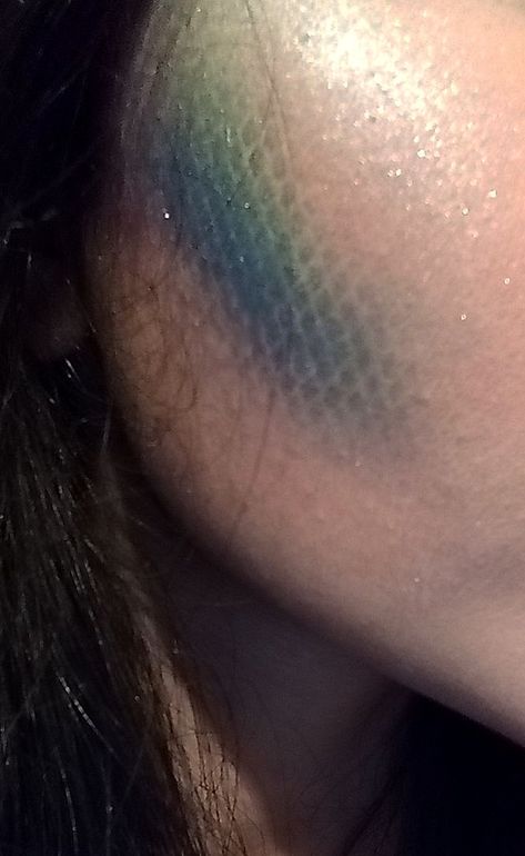 Mermaid scale contour in colours blue green and purple with bright shimmery blended highlighter. Bariloche, Mermaid Body Makeup, Green Mermaid Costume, Mermaid Makeup Scales, Green Siren Aesthetic, Mermaid Chappell Roan, Chappell Roan Mermaid Theme, Mermaid Drag Makeup, Ren Faire Mermaid Outfit