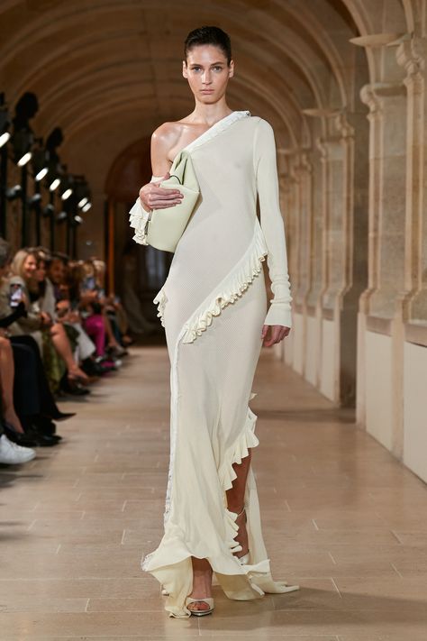 Victoria Beckham Spring 2023 Ready-to-Wear Collection | Vogue Draped Knit Dress, Victoria Beckham Collection, Victoria Beckham Dress, Spring 2023 Ready To Wear, 2023 Ready To Wear, Stil Inspiration, Spring 2023, Mode Inspiration, French Fashion
