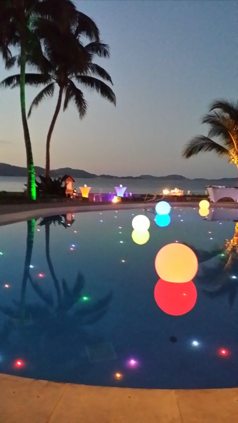 Glow Beach Party, Pool Disco Party, Glow In The Dark Party Ideas Pool, Disco Beach Party, Pool Party Aesthetic Night, Glow Stick Pool Party, Glow Stick Pool, Night Pool Party Decorations, Led Pool Party